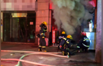 萍乡一烧烤店炼油引发火灾 厨房直接“被炼化”