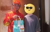 黄仁勋穿“大爷装”逛上海菜市场，亿万富豪为啥那么接地气？