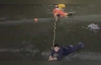 两小伙凌晨双双落水，男子冒险冰面匍匐施救