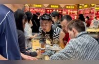 实探深圳水贝市场：银条溢价热销，有顾客花6万多元买银，商户称目前溢价普遍在每克3元以上