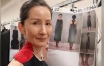 生七个娃的香港妈妈，近60岁登上香奈儿高定T台！曾被虐待、泼煤油的她，是怎么在“人生废墟”里雕刻韧性、淡然绽放的？
