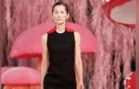 生七个娃的香港妈妈，近60岁登上香奈儿高定T台！曾被虐待、泼煤油的她，是怎么在“人生废墟”里雕刻韧性、淡然绽放的？