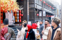 3名外国留学生漫游南昌万寿宫历史文化街区 解锁新春记忆