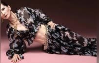 60岁香港阿姐惊艳香奈儿大秀！7个女儿、6块腹肌、56岁出道，追梦永远不嫌晚