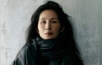 生七个娃的香港妈妈，近60岁登上香奈儿高定T台！曾被虐待、泼煤油的她，是怎么在“人生废墟”里雕刻韧性、淡然绽放的？