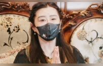 59岁王祖贤终过美人关，摘掉口罩的她变成田朴珺？