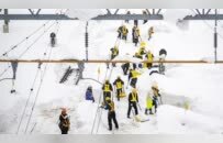 日本“致命”暴雪致17死249伤：两工人除雪坠渠被冲走，老夫妻被积雪掩埋遇难