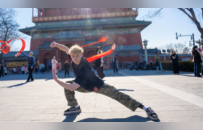 纽约时报：喝热水、逛亚超，美国年轻人为何想“成为中国人”？