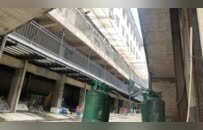 KK园区2.0版内部照片首次曝光：铁栏铁网双重封窗，还有多辆巡逻车