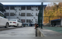 KK园区2.0版内部照片首次曝光：铁栏铁网双重封窗，还有多辆巡逻车