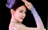 2026春晚名场面！王菲银河妆梦回1995，撒贝宁眉毛笑翻全网