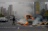 路遇货车起火 宜春公交司机“秒停”拎起灭火器就冲了过去……