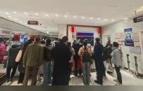 菜百卖黄金的队伍，一眼望不到头