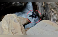 虎跳峡男子落水事故细节：女友施救折断登山杖，向导跳水寻人险遭不测