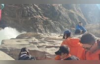 虎跳峡男子落水事故细节：女友施救折断登山杖，向导跳水寻人险遭不测