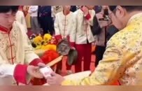 一夜爆火的香港千亿大佬，奇袭李嘉诚