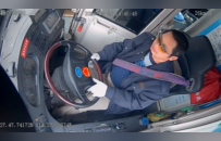 路遇货车起火 宜春公交司机“秒停”拎起灭火器就冲了过去……