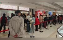 菜百卖黄金的队伍，一眼望不到头