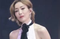 《夜王》出场方式，郑秀文的排骨胸扑面而来……