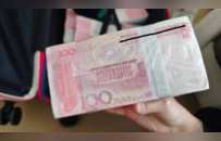 男子打扫前租客房间发现行李箱，打开吓得手心直冒汗，“少说有100万”