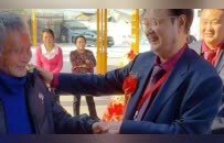 一夜爆火的香港千亿大佬，奇袭李嘉诚