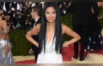 77岁婚纱女王VERA WANG穿抹胸亮相！胸怀潮流少女心到100岁！