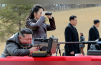 金正恩赠送狙击步枪并一起射击