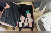 男子打扫前租客房间发现行李箱，打开吓得手心直冒汗，“少说有100万”