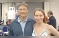 盖茨婚外情人曝光：打桥牌认识，与间谍同行，被爱泼斯坦当筹码