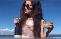 77岁婚纱女王VERA WANG穿抹胸亮相！胸怀潮流少女心到100岁！