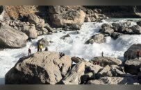 虎跳峡男子落水事故细节：女友施救折断登山杖，向导跳水寻人险遭不测