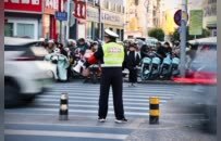 在徐州云龙，这一句“可以过了”，他喊了17年