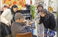 七旬老人雨中走失 中国店主与意大利丈夫联手相助