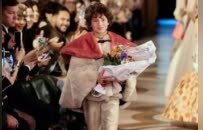 时尚圈第一神童，10岁惊艳巴黎时装周，网友却笑了：才华的尽头，还是拼爹