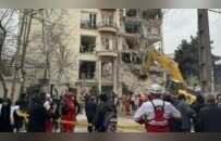 凤凰女记者李睿：一幢九层楼房遭导弹击中垮了一半，很多人被埋废墟中