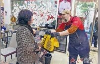 七旬老人雨中走失 中国店主与意大利丈夫联手相助