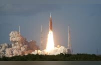 人类50多年后重返月球轨道：美“阿尔忒弥斯二号”发射成功，宇航员出发前给女儿留遗嘱