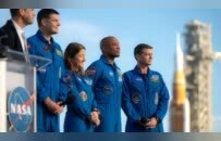 人类50多年后重返月球轨道：美“阿尔忒弥斯二号”发射成功，宇航员出发前给女儿留遗嘱