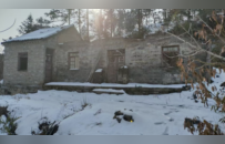 养龙虾的热潮下，留守老人在荒村鸡舍找活路