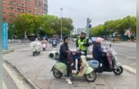 多图直击现场！鹰潭交警持续严查电动车、摩托车违法行为