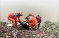 轻生女子落水 吉水特巡警队员邱凯华主动请缨下河救人