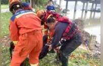 轻生女子落水 吉水特巡警队员邱凯华主动请缨下河救人