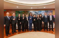 郑丽文打卡国家大剧院，现场比心