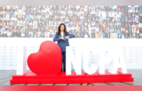 郑丽文打卡国家大剧院，现场比心