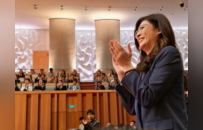 郑丽文打卡国家大剧院，现场比心