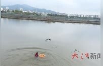轻生女子落水 吉水特巡警队员邱凯华主动请缨下河救人