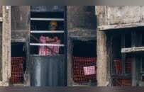 香港宏福苑近1700户居民今起分批回家收拾东西：有人准备拿回结婚证