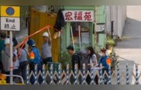 香港宏福苑近1700户居民今起分批回家收拾东西：有人准备拿回结婚证