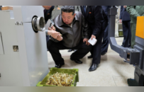 金正恩视察军工企业，强调加强迫击炮和曲射炮武力