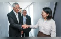 红夹克、机舱合影，李显龙晒访华第一站